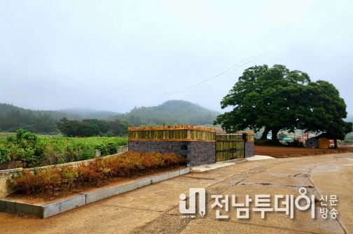 팽나무, 화단 등 주변경관과 어울리는 ‘농부의 품격’ 영농폐기물 공동집하장