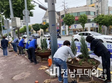 여수시 국동은 지난 21일 ‘여수형 작은 정원 가꾸기’ 사업의 일환으로 주민센터와 신월로 대로변에 다년생 식물을 식재했다.