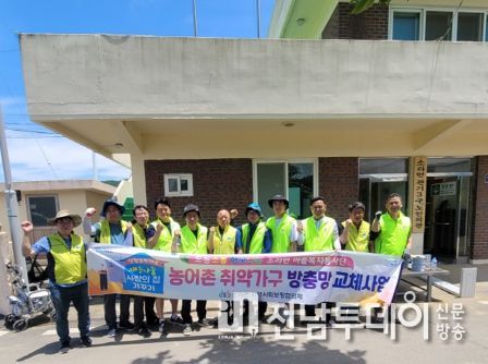 여수시 소라면 지역사회보장협의체는 지난 24일 농어촌 독거노인 가구의 방충망 교체 봉사활동을 실시했다.