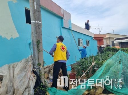 여수시 돌산읍은 대한적십자사 한려봉사회가 지난 24일 관내 기초생활 수급 독거 장애인 가구에 페인트 도색 봉사를 실시했다.