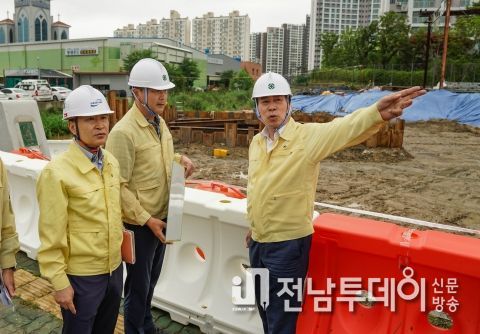 박홍률 목포시장이 장마철 집중호우를 대비해 인명피해가 우려되는 현장을 방문해 관계자들과 이야기를 나누고 있다.