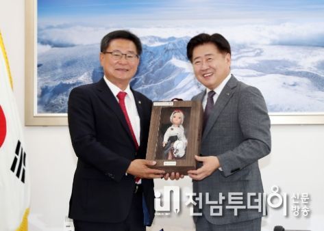 제주도, 이헌승·이태규 국회의원 명예도민 선정