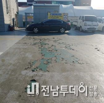 여수시는 쌍봉시장 옥상주차장에 1억여 원의 예산을 투입해 방수공사를 추진한다고 27일 밝혔다.