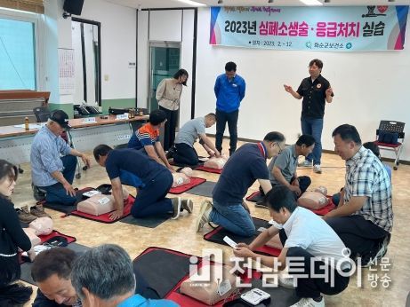 심폐소생술 및 응급처치 교육 중인 모습.