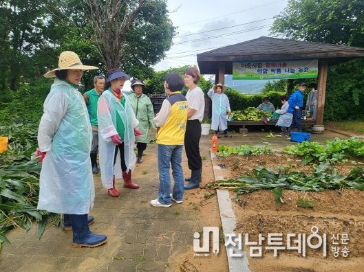 여수시 여천동 새마을회는 지난 28일 ‘여름맞이 옥수수 나눔 행사’를 펼쳤다.