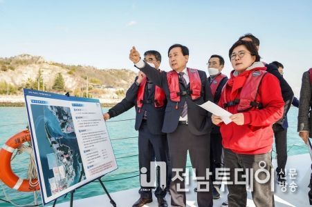 박홍률 목포시장이 지난 1월말 목포를 찾은 국민의 힘 조수진 의원에게 해상동굴 탐방로 조성사업을 설명하고 있다.
