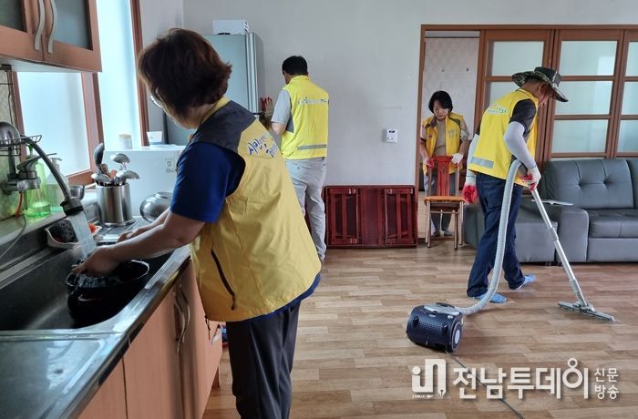 여수시 공무원들의 자발적 모임으로 구성된 나눔누리 사랑 봉사단이 소라면 소재 마륜마을 경로당을 방문해 청결 활동 등 자원봉사활동을 실시했다.
