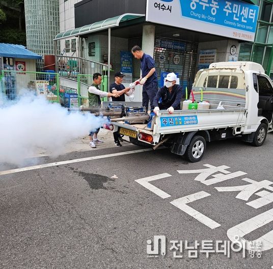 여수시 충무동 청년회는 여름철을 맞아 지난 27일 연등천변에서 모기 등 해중 제거를 위한 방역 활동을 실시했다.