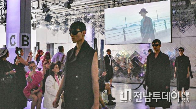 세계 4대 패션쇼인 파리패션위크에 목포시 영상이 소개되고 있다.