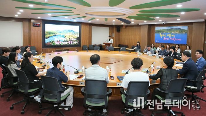 구복규 화순군수가 경남 거창군청 대표단의 화순군 방문을 환영하고 있다.