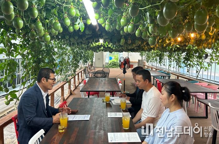 이상익 함평군수가 지난달 30일 손불면 ‘이리네 치유농장’을 방문한 모습