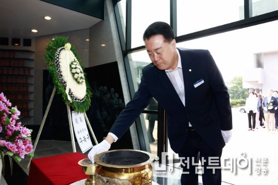 구복규 화순군수가 취임 1주년을 맞아 화순읍 남산 충혼탑에 방문하여 참배하고 분향하고 있다.