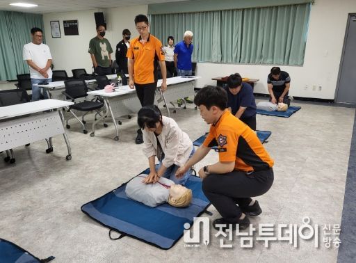 화순소방서에서 진행한 안전교육 모습. 소방서 대원이 안전관리요원에게 심폐소생술을 가르치고 있다.