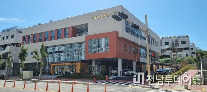 목포시가 지역서점 바로대출서비스를 확대해 독서문화분위기를 높이고 있다