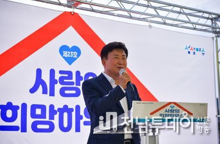 여수시가 지난 3일 롯데케미칼(주) 여수공장과 함께 ‘희망하우스 23호’ 준공 현판식을 가졌다.