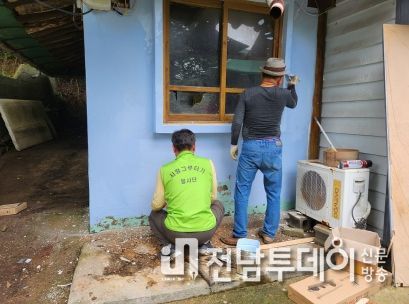 여수시 소라면 지역사회보장협의체는 지난 2일 사랑그루터기 봉사단, 진보사랑 봉사단과 협력해 주거 위기가구에 주거환경개선 사업을 진행했다.