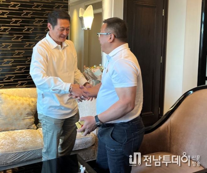 심원일 명예회장(좌)과 중국기업화군(산둥)투자그룹유한공사(우)