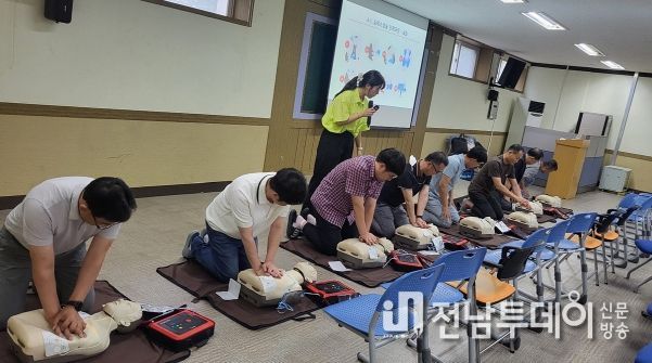 여수시(시장 정기명)는 지난 4일 한영고 교내 소회의실에서 교직원 45여명을 대상으로 심폐소생술(CPR) 교육을 실시했다.