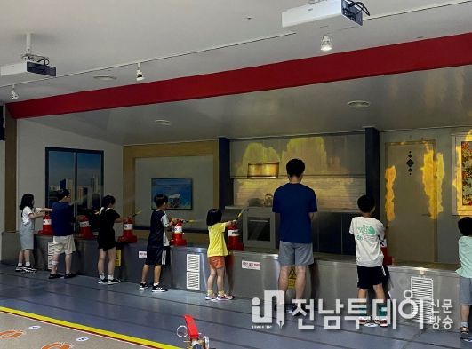여수시 드림스타트는 지난 1일 사례관리 대상 가족 37명과 함께 임실치즈테마파크와 전라북도119안전체험관을 다녀왔다.