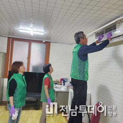 여수시 문수동 새마을회는 여름철을 맞이해 지난 4일 경로당을 방문해 에어컨 청소 봉사활동을 펼쳤다.