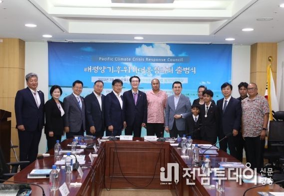 신안군과 태평양도서국이 ‘태평양기후위기대응협의회’ 출범식을 개최한 뒤 기념촬영을 하고 있다. (왼쪽부터) 김혁성 신안군의회 의장, 최미숙 전남도의회 의원, 이용빈 국회 1.5°C 포럼 책임의원, 서삼석 국회예산결산위원장, 박우량 신안군수, 릴라이벨라스 메툴 팔라우 문화관광개발부 장관, 오시난 Global Business Association 회장, 조슬린 마셜제도대사 배우자와 가족, 김성인 (전)주피지한국대사, 카도이 룰레케드 팔라우 관광청장