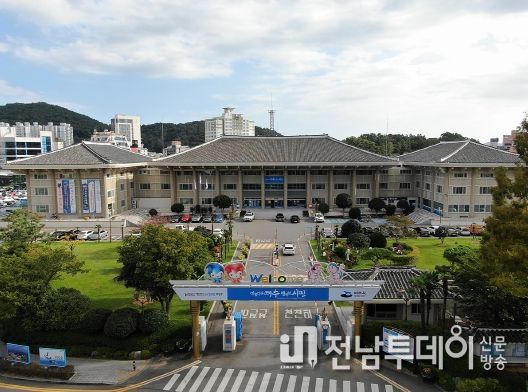여수시는 오는 10일까지 시민의 권익구제를 위한 시민 옴부즈만 2명을 공개 모집한다.