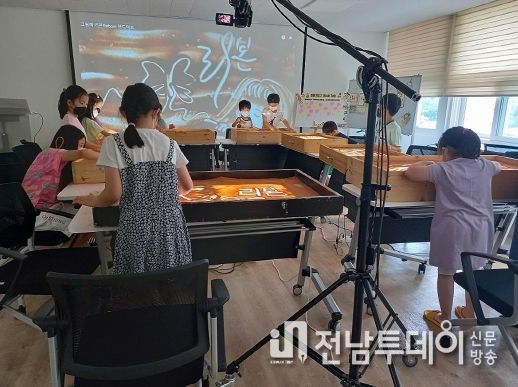 여수시가 오는 10일부터 14일까지 관내 공립 작은도서관 5곳(꿈을 키우는, 청솔글누리, 화양열린, 여문늘벗, 국동)에서 운영하는 ‘여름방학 독서문화프로그램’ 수강생을 모집한다.