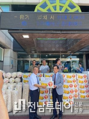 안정남 엘디마트 대표, 장흥군 지역 경로당에 풍성한 간식 선물