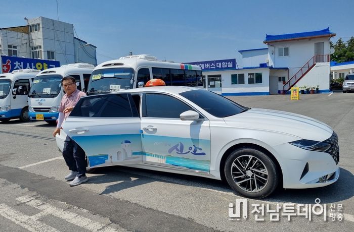 1004택시 이용자가 압해읍 소재지 방문을 위해 택시 이용 후 하차하고 있다.