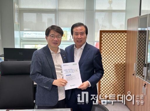 박홍률 목포시장이 기획재정부를 방문해 현안사업에 대한 국비지원을 건의했다. /왼쪽:기획재정부 김동일 경제예산심의관, 오른쪽:박홍률 목포시장