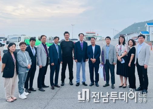 6일 유엔세계관광기구(UNWTO) 아시아태평양지역 국장(오른쪽에서 다섯 번째)이 신안군을 방문했다.