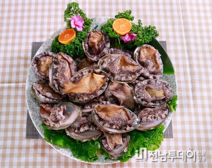 복날엔 바다의 산삼 ‘완도 전복’ 드시고 무더위 극복하세요!