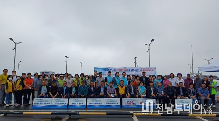 (사)여수시민복지포럼이 지난 10일 섬 지역 어르신 3000명을 모시고 ‘섬 어르신 삼계탕 Day’ 행사를 개최하며 8년째 지역 내 온기를 불어넣고 있다.