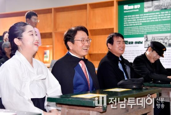 강기정 광주광역시장이 11일 오후 북구 광주역사민속박물관 기획전시실에서 열린 '광주는 교육이다' 전시회 '특별한 수업'에서 이정선 광주시교육감과 1970년대 학생 복장을 한채 수업에 참여하고 있다./광주광역시 제공