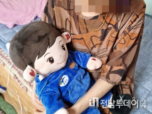 광주+광산형 통합돌봄 대상 어르신이 AI 광산이를 쓰다듬고 있다.