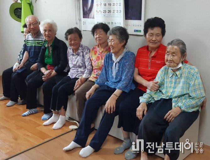 어르신들이 설치된 붙박이의자를 이용하는 사진