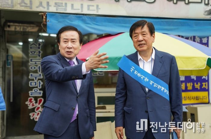 (사)전통시장서민경제살리기 국민운동본부가 목포 전통시장을 찾아 서민경제 살리기 실천에 나섰다.