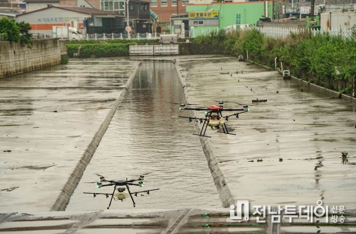 목포시가 유해해충 방지를 위해 드론방역을 시작했다. 사진은 남해유수지 드론 방역모습