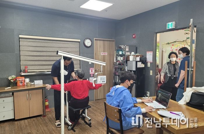 여수시가 오는 18일,19일 65세 어르신 500여명을 대상으로 여수시니어클럽에서 ‘찾아가는 노인결핵 검진’을 실시한다.