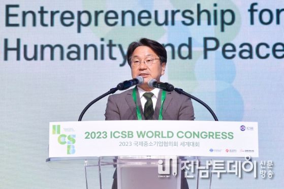 강기정 광주광역시장이 13일 오전 서구 김대중컨벤션센터에서 열린 '2023 국제중소기업협의회 세계대회 개막식'에 참석해 환영사를 하고 있다./광주광역시 제공
