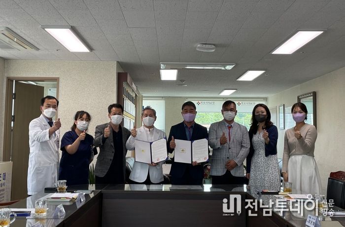 지난 5월 신안군 드림스타트와 목포시 의료원이 드림스타트 아동 건강검진 지원사업을 위한 업무협약 기념촬영을 하고 있다.