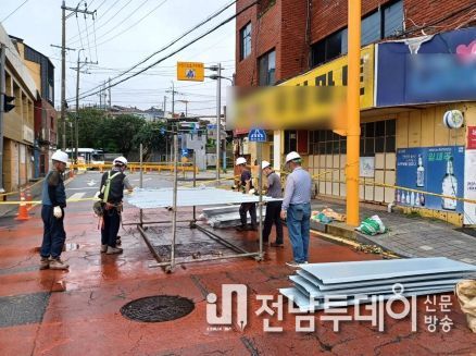 목포시가 붕괴위험 건물 주변 안전을 위해 울타리를 설치한다. 사진은 18일부터 진행하고 있는 울타리 설치 모습