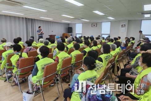 목포시가 노인일자리 참여자를 대상으로 안전교육을 진행했다.