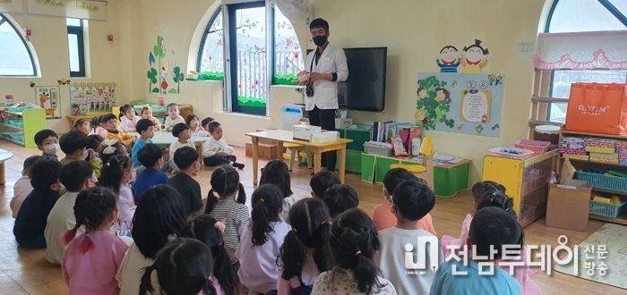 보건소 공중보건치과의사가 어린이집에서 구강 보건교육을 진행하고 있다.