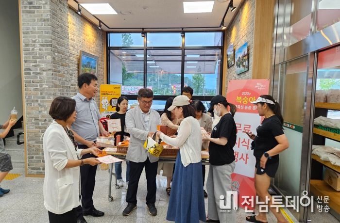 화순군농업기술센터 직원들이 도곡 로컬푸드 매장에서 복숭아 홍보 행사를 진행하고 있다.