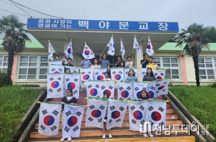 여수시 화정면은 지난 17일 제헌절을 맞아 화정면 일원에서 나라사랑! 화정면 사랑! 태극기 달기 캠페인을 전개했다.