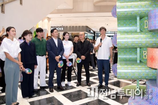 김광진 광주광역시 문화경제부시장이 19일 오후 광주신세계백화점 컬쳐스퀘어에서 열린 '제10회 광주디자인비엔날레 팝업 전시관' 오픈식에 참석해 전시작품을 관람하고 있다./광주광역시 제공