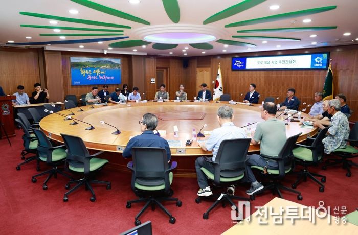 구복규 화순군수와 중지마을 주민, 무등산국립공원 관계자들이 함께 토론하는 모습