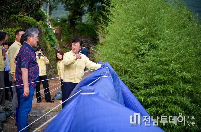 정기명 여수시장이 여수지역 최대 집중호우 수해현장인 율촌면 일원 현장을 찾아 피해상황을 점검하고 있다.