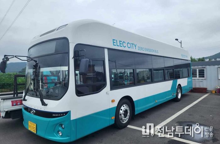 여수시 최초 ‘친환경 전기버스’가 20일부터 정식 운행을 시작한다.